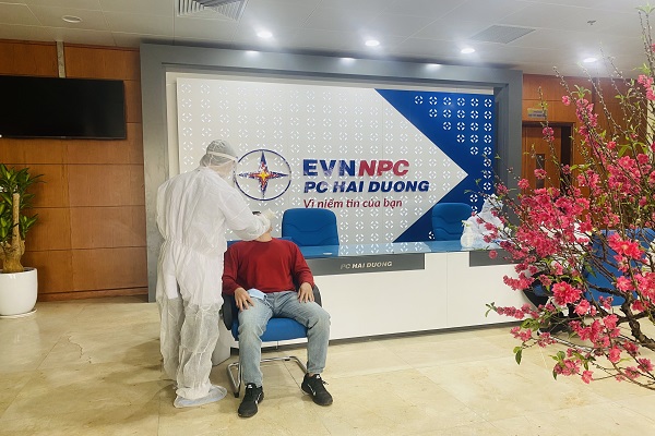 EVNNPC chỉ đạo PC Hải Dương kích hoạt các biện pháp ứng phó khẩn cấp, bổ sung nhân lực chi viện cho Điện lực Cẩm Giang khi có 02 ca dương tính là CBNV Điện lực