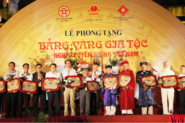 Lễ phong tặng “Bảng vàng gia tộc nghề truyền thống Việt Nam”