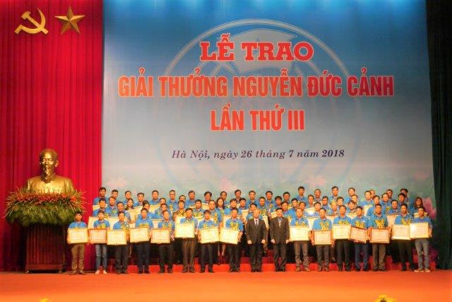 Trần Viết Trung - nhân viên Phòng Cơ điện May 10 nhận giải thưởng Nguyễn Đức Cảnh 2018