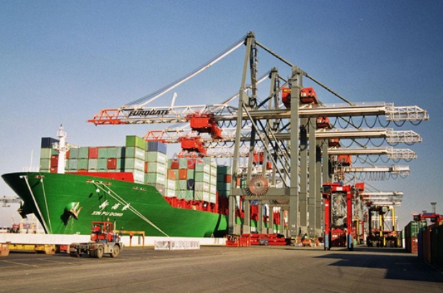 Xuất nhập khẩu hàng hóa Việt Nam ước đạt hơn 221 tỷ USD