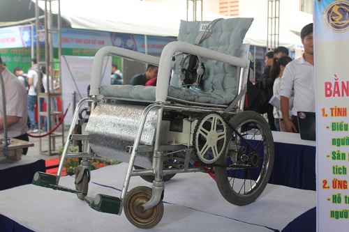 Sinh viên Việt chế tạo xe lăn điều khiển bằng cử động của đầu