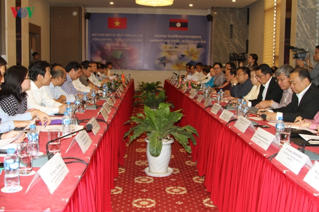 Việt Nam - Lào tăng cường hợp tác lĩnh vực công thương