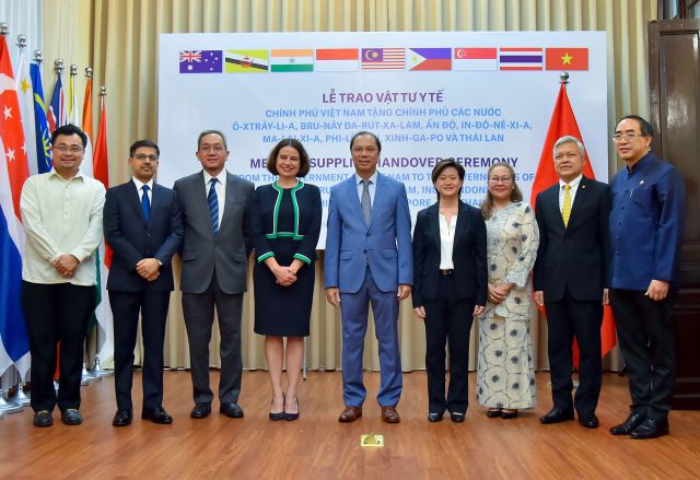 Việt Nam tặng vật tư y tế hỗ trợ 8 nước ứng phó COVID-19