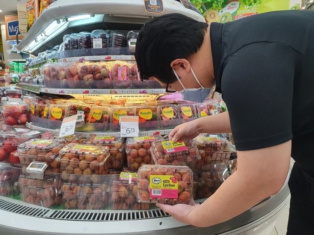 Vải thiều Việt Nam lần đầu xuất sang Singapore, nhiều siêu thị “cháy” hàng