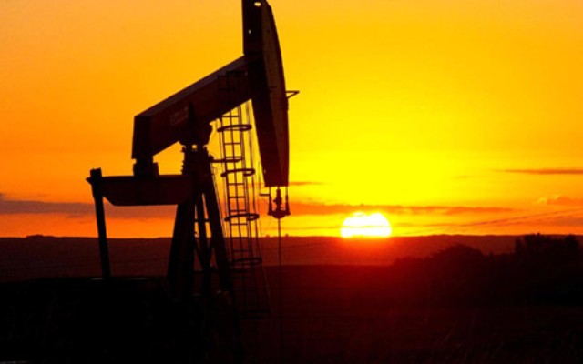 Thị trường dầu mỏ: Giá dầu nhích nhẹ sau ngày giảm kỷ lục