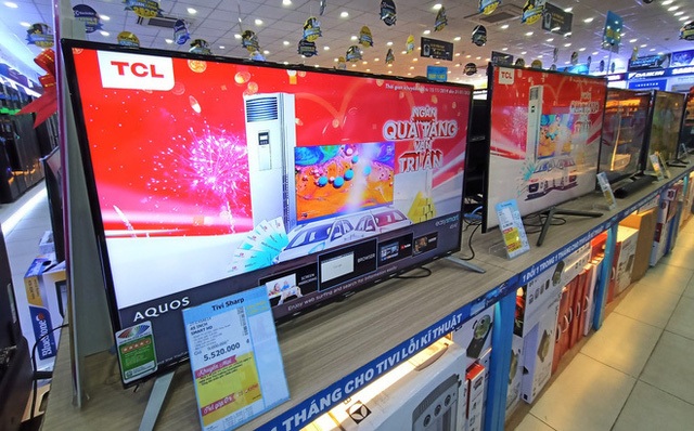 “Tung chiêu” khuyến mại khi mua hàng online, loạt tivi cao cấp giảm giá lên đến 55%