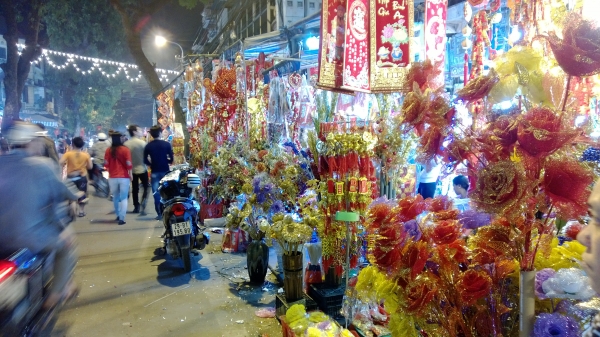 Thị trường đồ trang trí Tết: Hàng Việt cạnh tranh gay gắt với hàng nhập