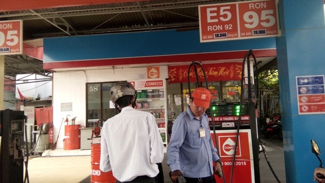 TP. Hồ Chí Minh: Người tiêu dùng quen dần với xăng E5