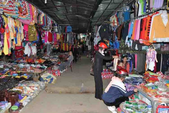 Thị trường quần áo ở nông thôn, miền núi: Tràn lan hàng xuất xứ từ Trung Quốc