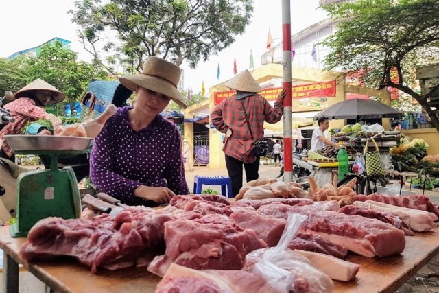 Giá lợn hơi tiếp tục đà giảm, kéo giá thịt lợn giảm 10.000 đồng/kg