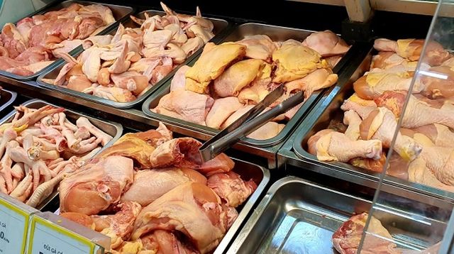 Giá thịt gà công nghiệp giảm mạnh, chỉ 20.000 đồng/kg