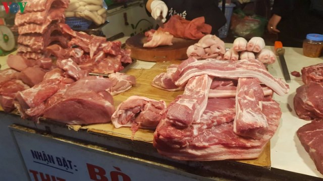 Giá thịt lợn vẫn duy trì ở mức cao dù lượng nhập khẩu tăng đột biến