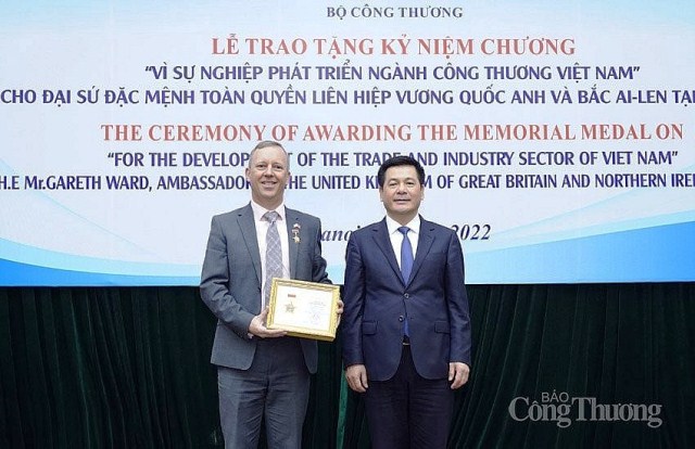 Bộ Công Thương trao Kỷ niệm chương cho Đại sứ Anh tại Việt Nam Gareth Ward