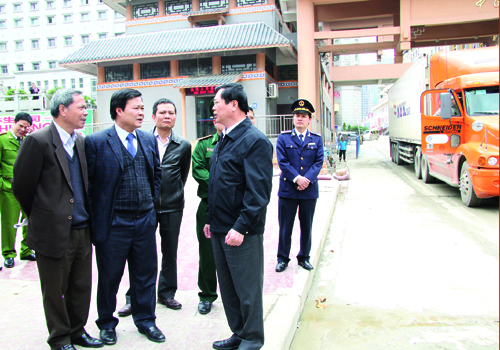 Bộ trưởng Vũ Huy Hoàng kiểm tra tình hình xuất khẩu nông sản tại Lạng Sơn