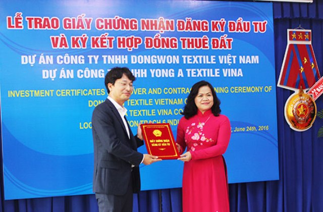 Đồng Nai: Trao giấy chứng nhận đầu tư cho hai dự án ngành CNHT Dệt may