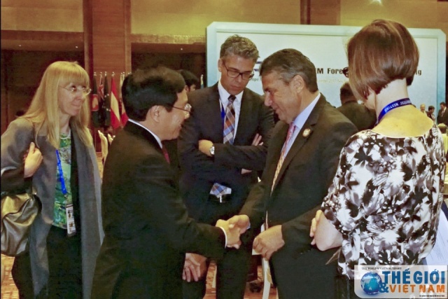 Phó Thủ tướng Phạm Bình Minh tiếp xúc song phương tại ASEM 13
