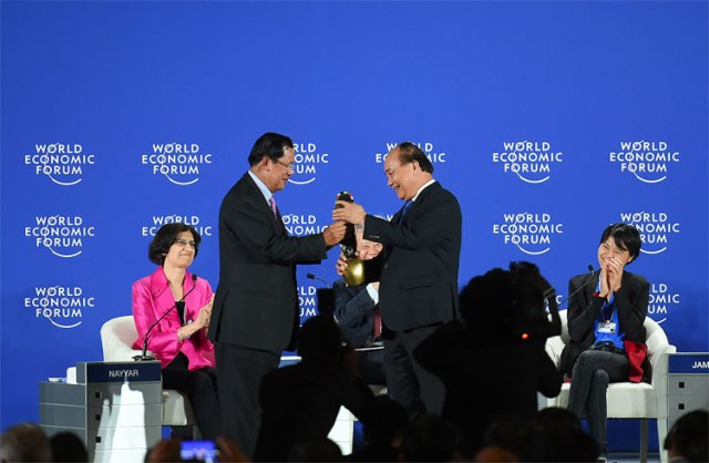 Việt Nam nhận bàn giao vai trò nước chủ nhà của WEF ASEAN năm 2018