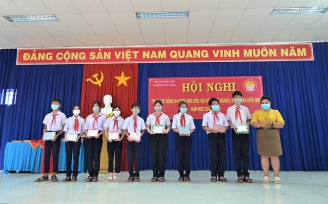 Vedan Việt Nam trao tặng học bổng khuyến học cho học sinh nghèo hiếu học nhân dịp khai giảng năm học mới