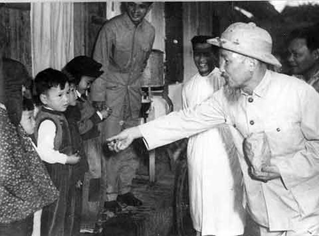Kỷ niệm 130 năm Ngày sinh Chủ tịch Hồ Chí Minh (1890-2020): Hồ Chí Minh - Người yêu thương tất cả, chỉ quên mình