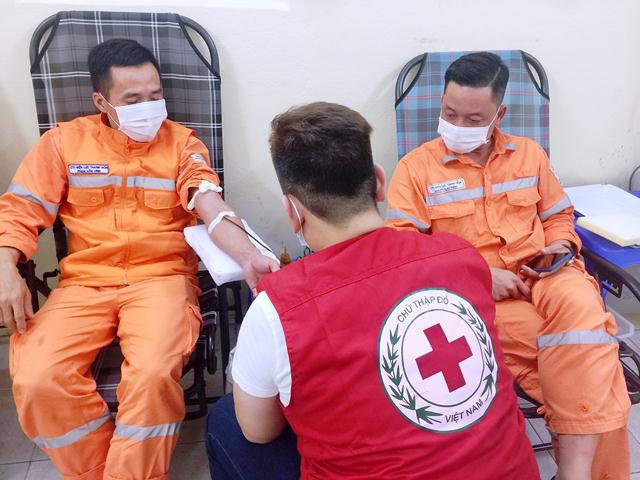 Cán bộ, đoàn viên thanh niên PC Thanh Hóa hiến máu cứu đồng nghiệp trong đêm