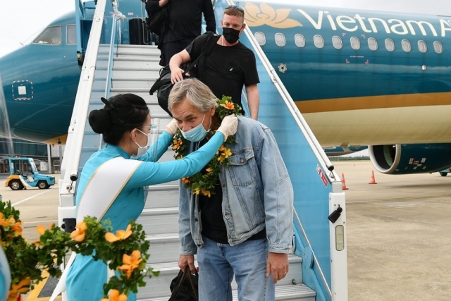 Đoàn khách du lịch quốc tế đầu tiên đến Việt Nam sau 2 năm gián đoạn do dịch Covid – 19