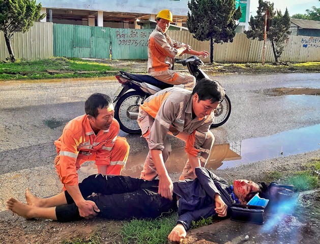 PC Thanh Hóa: Công nhân Điện lực cứu người bị tai nạn giao thông
