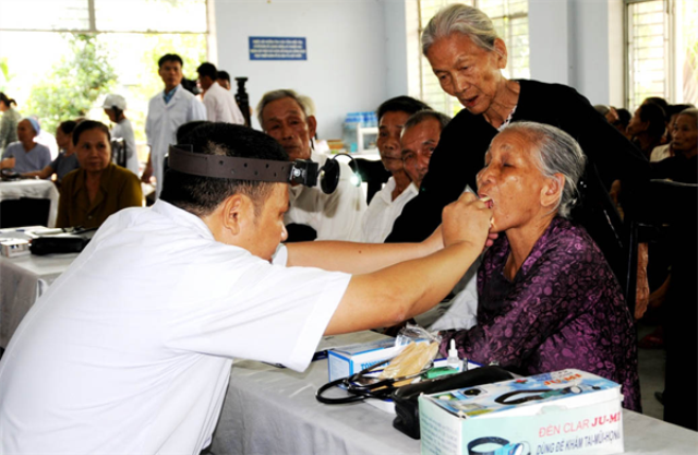 Gần 70.000 người dân vùng khó khăn được thăm khám sức khỏe miễn phí