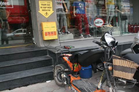Trạm sạc xe đạp điện miễn phí trên đường Hà Nội 