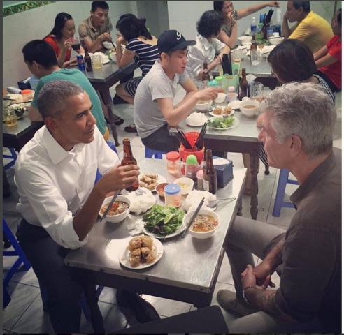 Tổng thống Obama thưởng thức Bún chả và Bia Hà Nội - Premium 330ml trên phố Lê Văn Hưu, Hà Nội