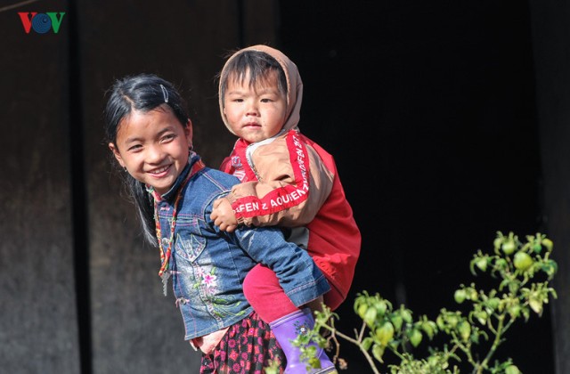 Trẻ em Mông xúng xính đón Tết trên cao nguyên Mộc Châu