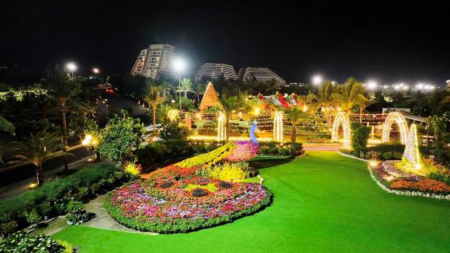 FLC đưa ngàn hoa về phố biển, hấp dẫn hàng ngàn du khách về thưởng lãm