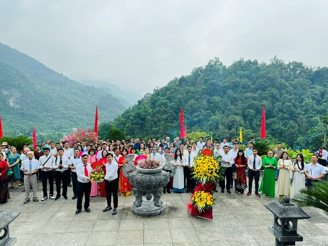 Đảng ủy Khối doanh nghiệp ngoài khu vực Nhà nước quận Hoàn Kiếm báo công dâng Bác tại Khu Di tích lịch sử Quốc gia đặc biệt Pác Bó - Cao Bằng