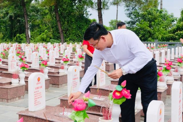 Trường Đại học Điện Lực tổ chức hành trình về nguồn tại tỉnh Quảng Trị để dâng hương tưởng niệm các Anh hùng liệt sĩ
