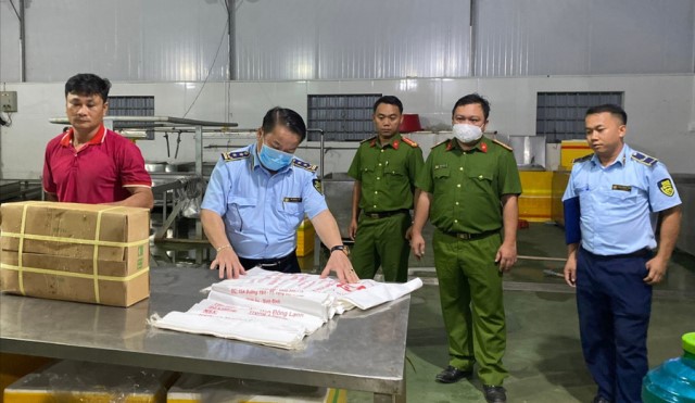 Chi cục Quản lý thị trường tỉnh Gia Lai phối hợp xử lý thực phẩm không rõ nguồn gốc trong mùa dịch tả lợn Châu Phi
