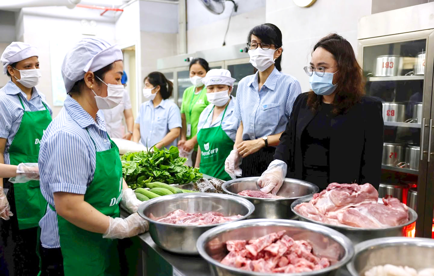 Hà Nội: Yêu cầu các cơ sở sản xuất, kinh doanh, cung cấp thực phẩm thực hiện công khai minh bạch nguồn gốc nguyên liệu