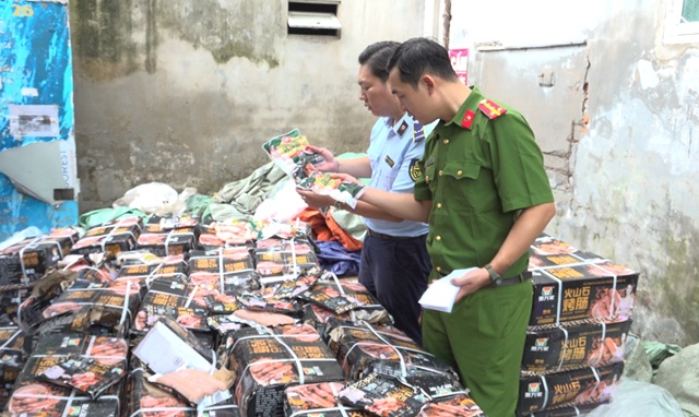 QLTT Hà Nội: Tạm giữ gần 1,7 tấn xúc xích không rõ nguồn gốc
