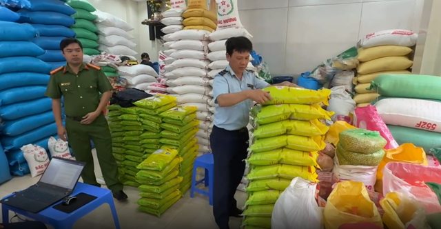 Nhiều cửa hàng ở Hà Nội bị phát hiện kinh doanh gạo ST25 giả mạo