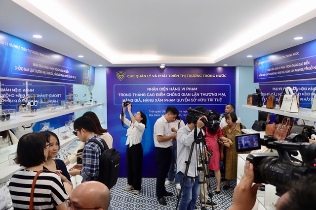 Mở cửa Phòng trưng bày Nhận diện hàng vi phạm trong Tháng cao điểm chống gian lận thương mại, hàng giả, hàng xâm phạm quyền sở hữu trí tuệ