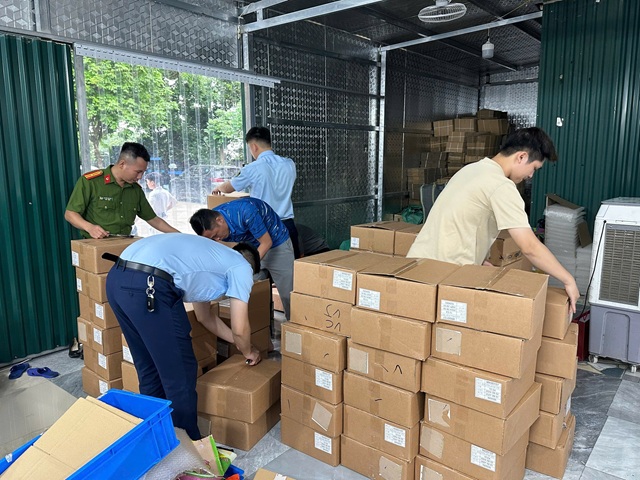 Phát hiện hơn 5.000 lọ mỹ phẩm nhập lậu tại cơ sở thuộc Công ty Dược mỹ phẩm Ngân Korea ở Gia Lâm