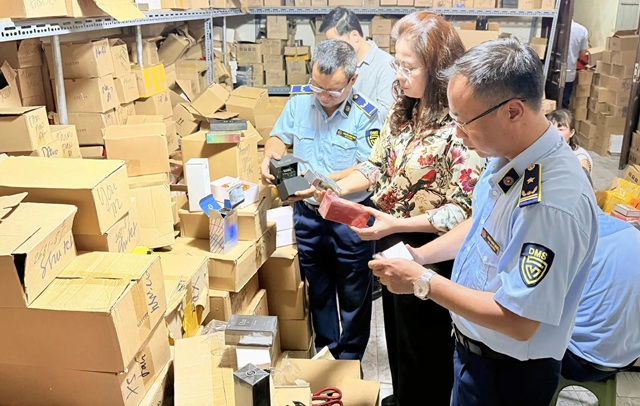 Hà Nội: phát hiện và bắt giữ hơn 2.000 vụ buôn lậu, hàng giả trong 06 tháng năm 2025