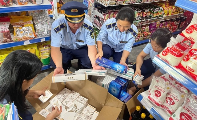 Quản lý thị trường Huế: Tăng cường kiểm soát rượu, thuốc lá lậu bán trên thương mại điện tử