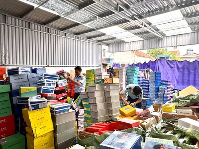 Tạm giữ hàng nghìn sản phẩm giầy dép, quần áo trẻ em nhập lậu và không rõ nguồn gốc, xuất xứ