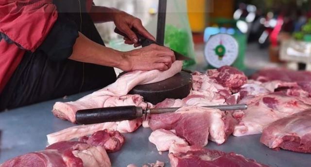 Thịt lợn 'bẩn' - nguy cơ rình rập mâm cơm gia đình