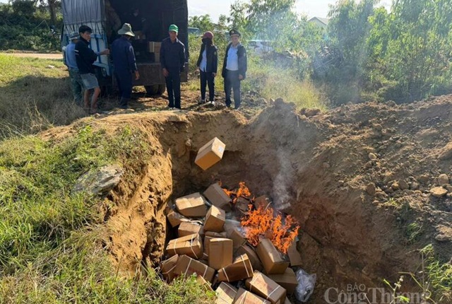 Đắk Lắk: Tiêu hủy hơn 12.000 sản phẩm mỹ phẩm, thực phẩm ‘trôi nổi’