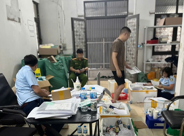 Kiểm tra, xử phạt 04 cơ sở kinh doanh mỹ phẩm nhập lậu tại TP.Hà Nội