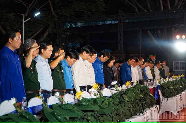 Lễ thắp nến tri ân tại Nghĩa trang Liệt sĩ Việt-Lào