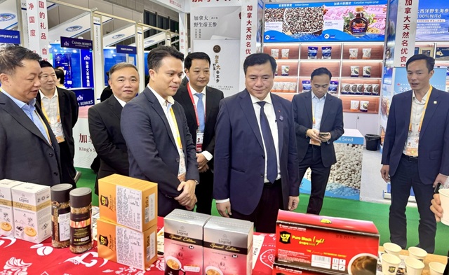 Thứ trưởng Bộ Công Thương Nguyễn Sinh Nhật Tân đi thăm gian hàng tại Hội chợ CIIE 2025