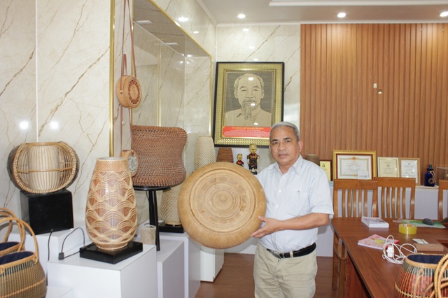 Nghệ nhân nhân dân Nguyễn Văn Tĩnh: Chứng nhận “Sản phẩm công nghiệp nông thôn tiêu biểu” (RISEP) khích lệ tinh thần sáng tác của nghệ nhân làng nghề