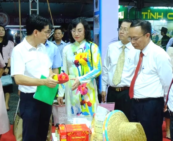 Khai mạc Hội chợ triển lãm hàng công nghiệp nông thôn tiêu biểu khu vực phía Nam năm 2024 tại Kiên Giang