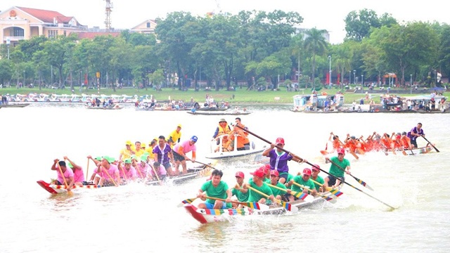 Sôi động giải đua ghe truyền thống tại thành phố Huế